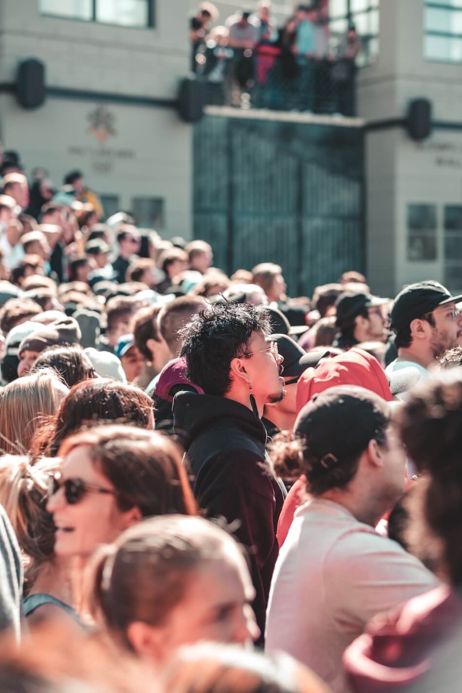 Foto de um grupo de pessoas assistindo algo