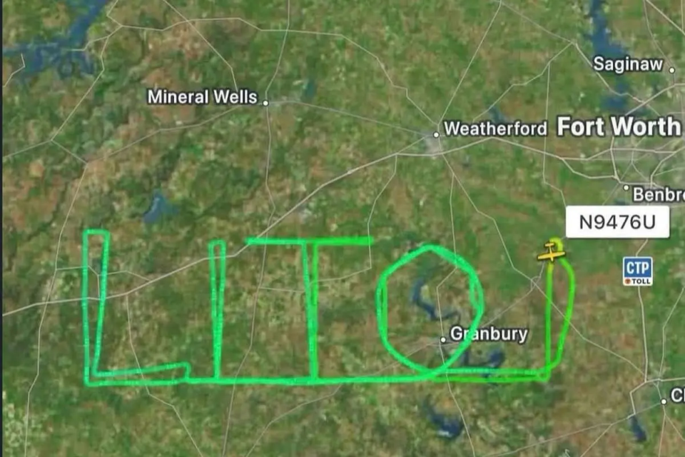 Piloto brasileiro escreve nome de Lito Sousa no céu do Texas; veja imagem campanha por tratamento contra a Doença de Creutzfeldt-Jakob