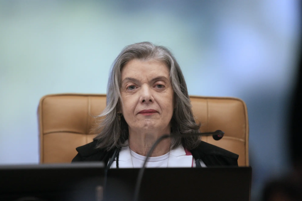 Cármen Lúcia durante sessão extraordinária do STF