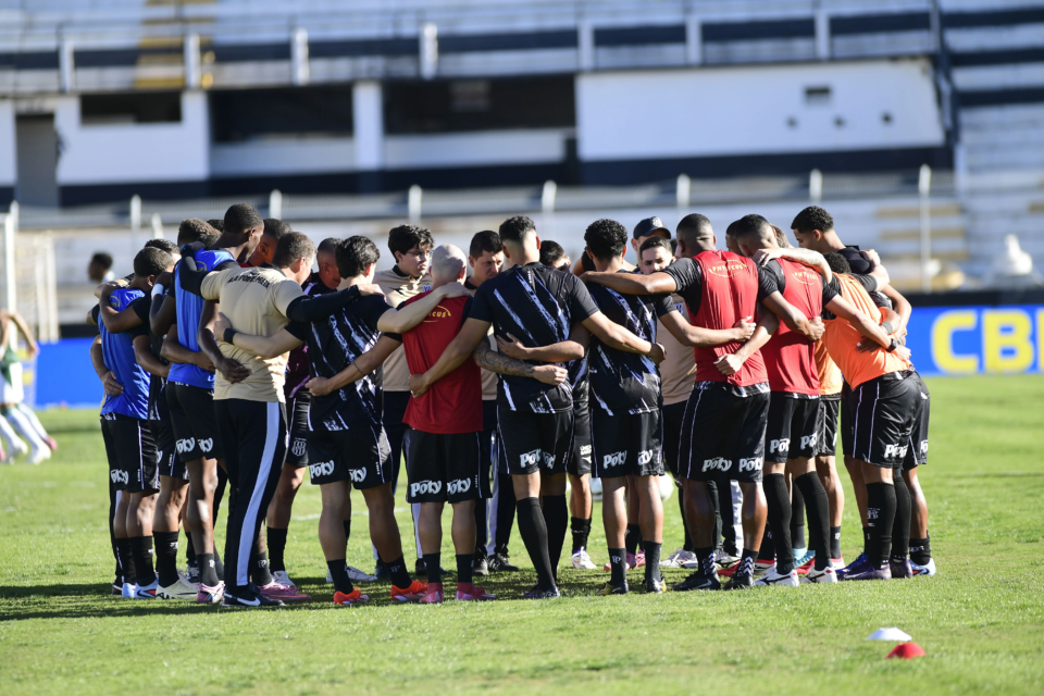 Crise na Ponte Preta: jogadores paralisam treinos por salários atrasados