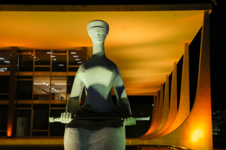 Estátua que fica na entrada do STF