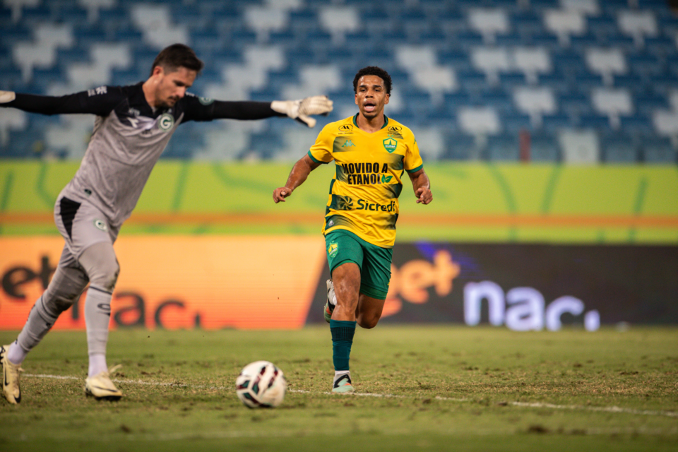 Goiás abre o placar com Jean Carlos, mas Dourado pressiona no segundo tempo e chega ao empate