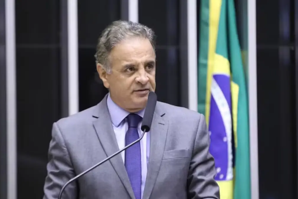 Aécio Neves volta atrás e confirma candidatura ao Senado por Minas Gerais