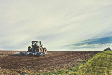 Trator em plantação do agro