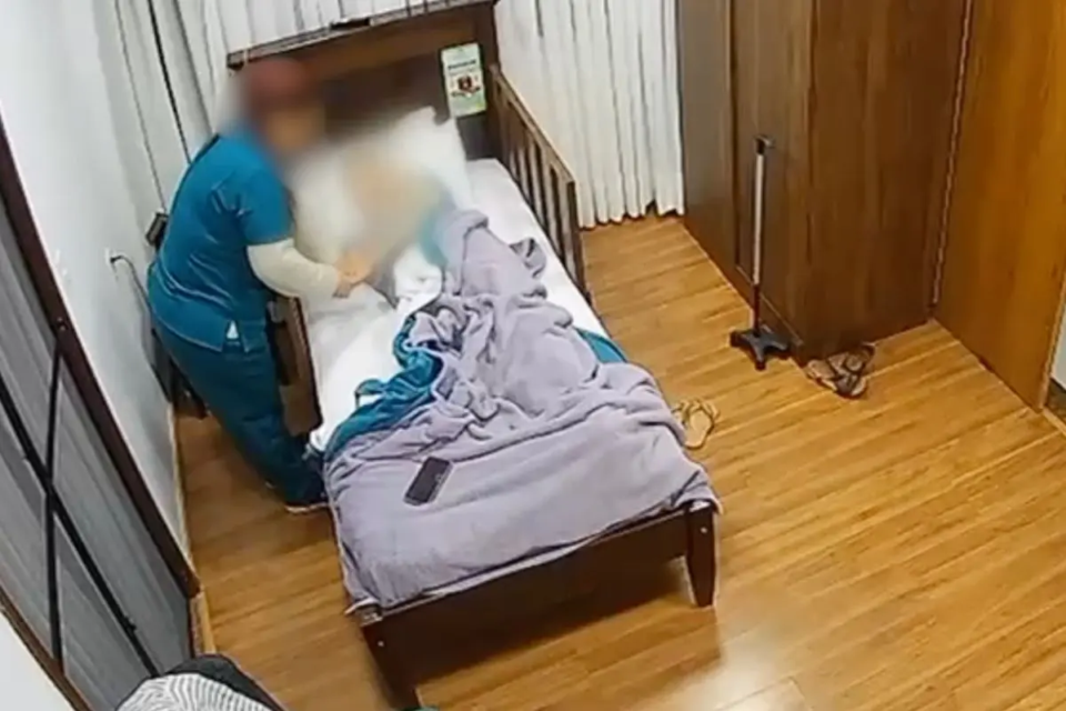 Segundo a polícia, cuidadora furtou anel de idosa enquanto dormia em asilo (Foto: Reprodução TV Anhanguera)