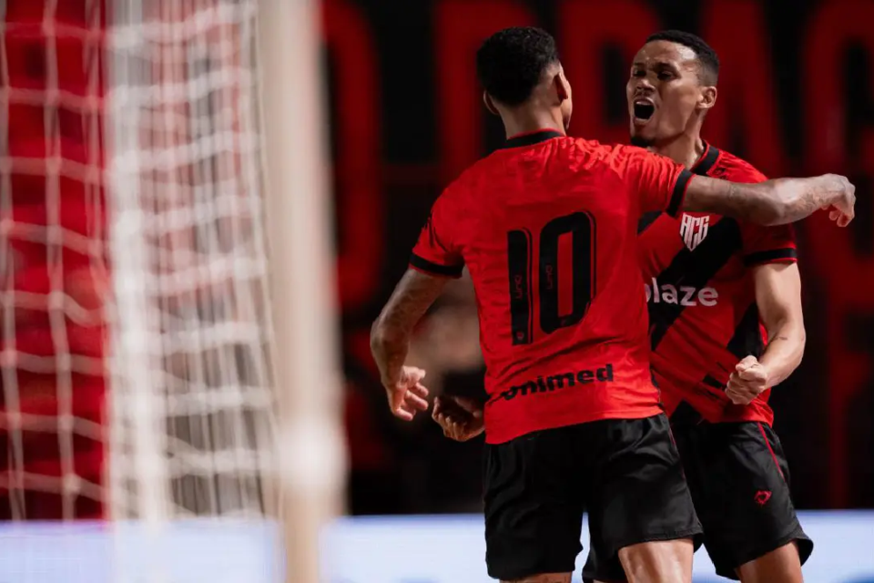 Atlético goleia o Botafogo-SP no Accioly