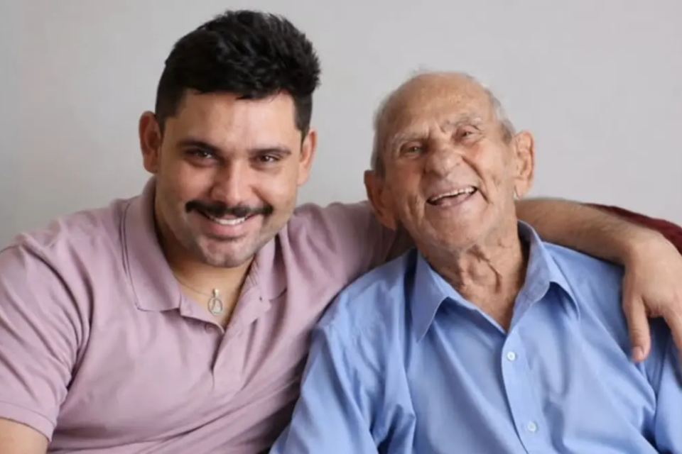 Neto de Vovô Anésio é acusado de usar IA do avô morto em campanha e se defende