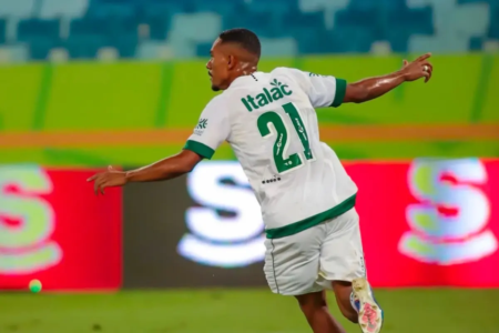 Com gol de Jean Carlos, Goiás vai vencendo o Cuiabá e sobe momentaneamente para a oitava colocação da Série B