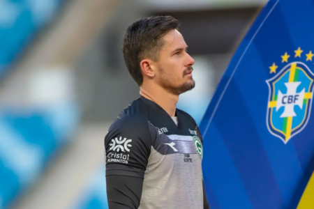 Mozart explica retorno de Tadeu à titularidade do Goiás após empate com o Cuiabá