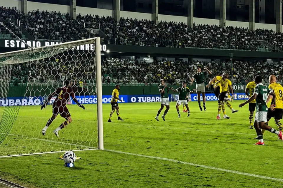 Lucas Rodrigues marca no retorno e Goiás sobe na tabela da Série B