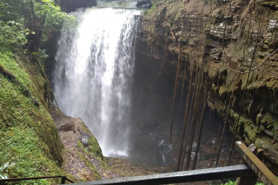 Cachoeira em Goiás surpreende ao esconder queda-d’água dentro de uma caverna Cachoeira do Funil, em Mambaí, ecoturismo em Goiás
