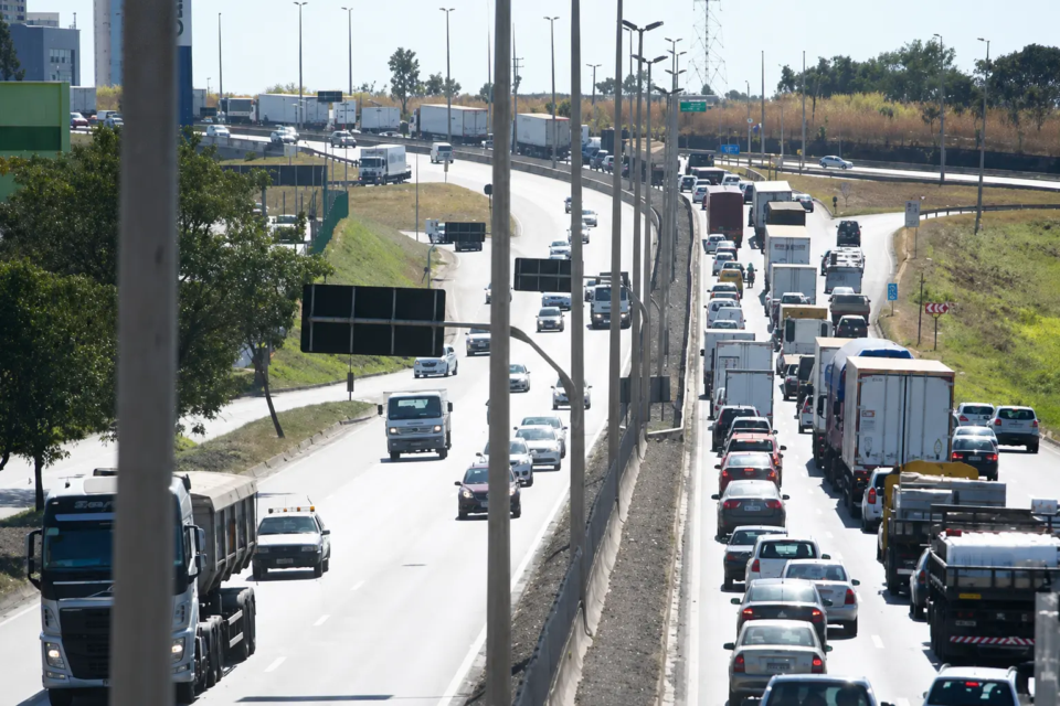 Tráfego intenso na BR 153 onde veículos de carga e de passeio dividem o mesmo corredor (Foto: Reprodução/Facebook)