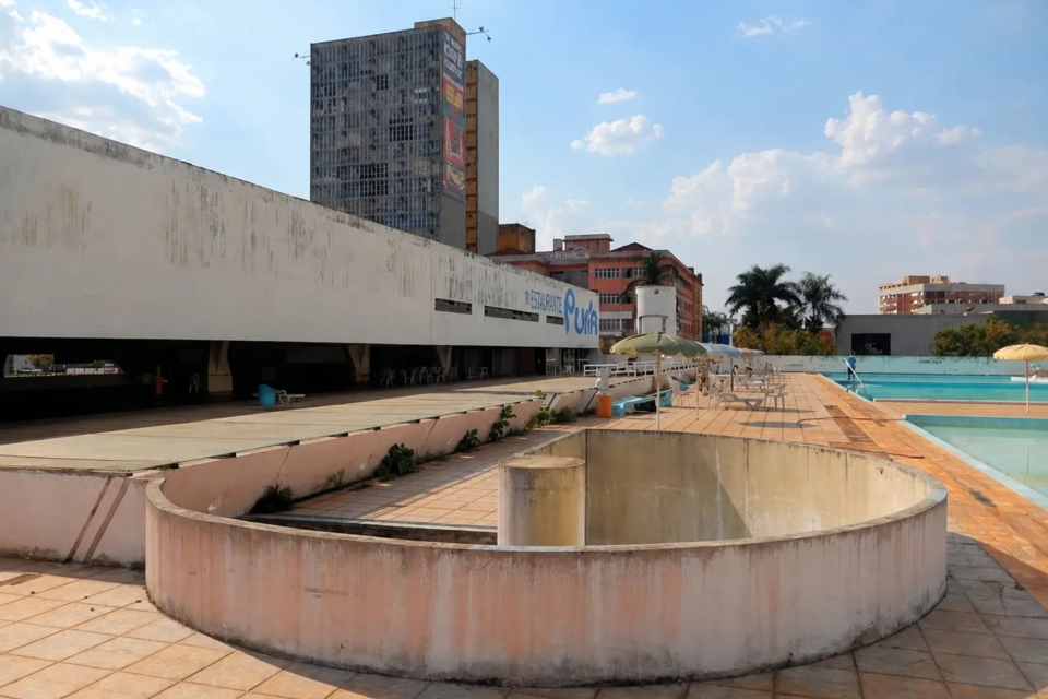 Área das piscinas da antiga sede do Jóquei Clube de Goiás, no Centro de Goiânia, registra sinais de abandono do complexo modernista (Foto: Eurípedes Afonso da Silva Neto)
