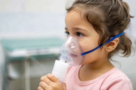 Criança recebe nebulização durante atendimento por sintomas respiratórios; baixa umidade pode agravar quadros como asma, rinite, bronquite e bronquiolite (Foto: pexel)