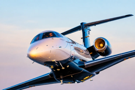 Phenom 300EV, da Embraer, recebeu certificação no Brasil, Estados Unidos e Europa e conta com sistema capaz de realizar pouso automático em caso de incapacitação do piloto (Foto: Embraer/Divulgação)