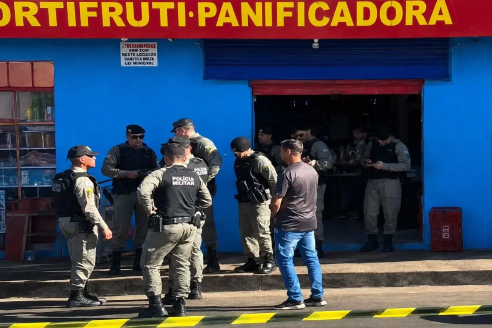 Homem que invadiu mercado em Goiânia e ameaçou comerciante com tesoura morre ao ser baleado pela PM (Foto: reprodução)