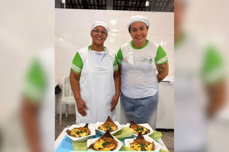 Merendeiras Elisângela Santos e Johnsemara Gomes ganharam a etapa regional de Goiânia com o prato Tesouro do Cerrado (Foto: Seduc)