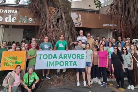 Moradores e integrantes de grupos ambientais reunidos durante manifestação contra a retirada das gameleiras da Praça da Cirrose, em Goiânia