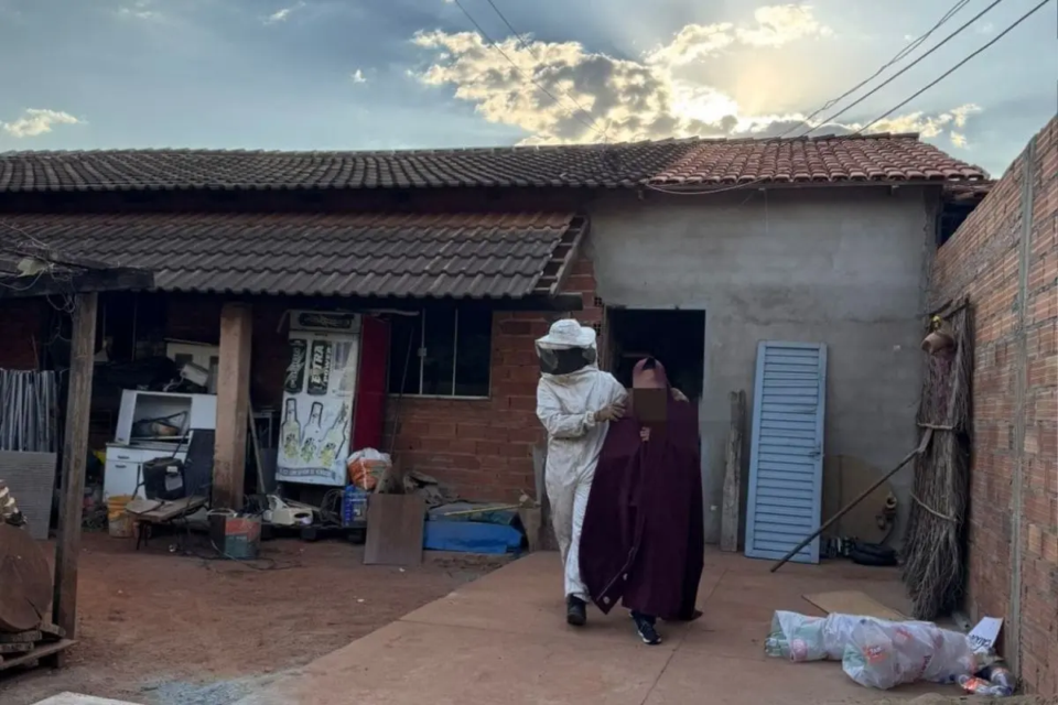 Aluno da APAE de Pirancajuba foi retirado do local coberto por lençol durante ataque de abelhas (Foto: Corpo de Bombeiros)