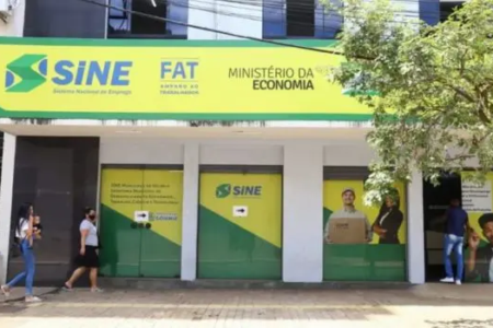 Atendimento em unidade do Sine de Goiânia para candidatos em busca de vagas de emprego
