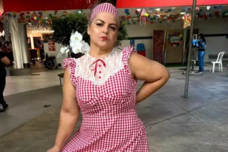 Neifa aparece bem-vestida, usando maquiagem e batom vermelho em uma fotografia da família