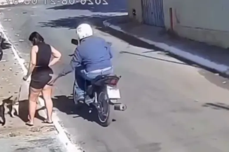 Imagem de câmera de segurança mostra motociclista se aproximando de uma mulher que estava na calçada em Goiânia