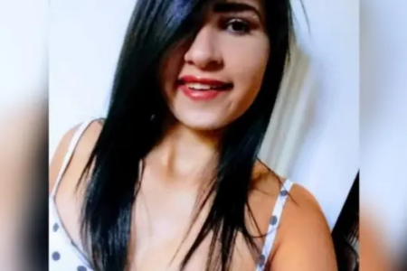 Ana Laura Batista da Silva, de 21 anos, aparece sozinha em uma fotografia
