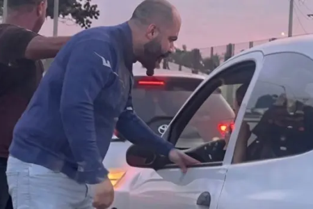 Homem aparece ao lado de um carro durante discussão com o motorista após um acidente de trânsito em Goiânia