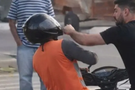 Homem aparece próximo a um carro durante discussão após colisão entre veículo e motocicleta em Goiânia