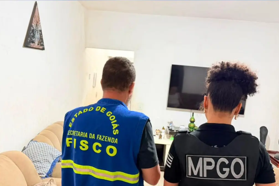 Fiscal e agente cumprindo mandado - (Foto: reprodução/MP)