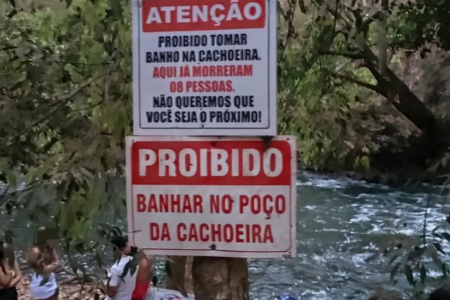 Placa de proibição para banhistas - (Foto: divulgação/Corpo de Bombeiros)