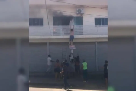 Idosa pulando da sacada - (Foto: reprodução)