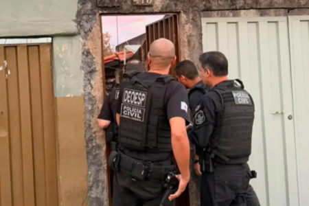 Policiais cumprindo mandados - (Foto: reprodução/PC)