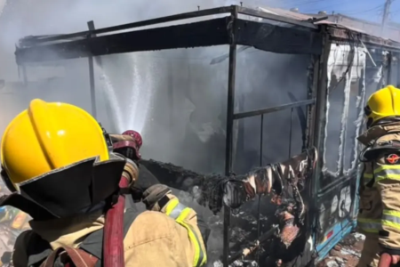 Bombeiros combatendo fogo no trailer - (Foto: reprodução/Corpo de Bombeiros)