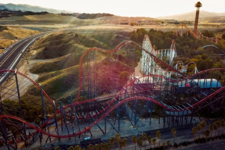 Montanha-russa de parque nos EUA é fechada após duas mulheres sofrerem hemorragia cerebral Six Flags da Califórnia está em coma