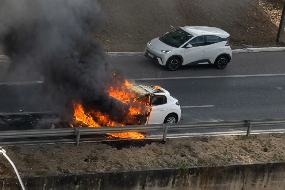 Engavetamento termina com carro incendiado e trânsito lento na Marginal Botafogo, em Goiânia