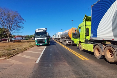 Caminhões trafegam pelo trecho goiano da BR-153, fiscalizado pela Polícia Rodoviária Federal (Foto: PRF)