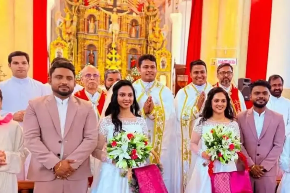 Irmãos gêmeos se casam com irmãs gêmeas em cerimônia com padres e coroinhas gêmeos; veja fotos União inusitada realizou o sonho dos casais
