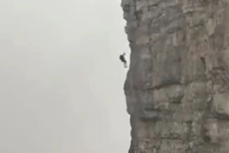 Alpinista preso a 50m de altura na Itália