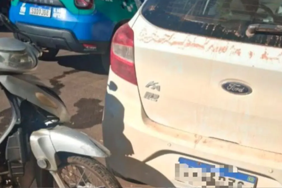 Mulher que dirigia moto bate em carro estacionado e é presa por embriaguez em Campo Alegre de Goiás (Foto: PM)