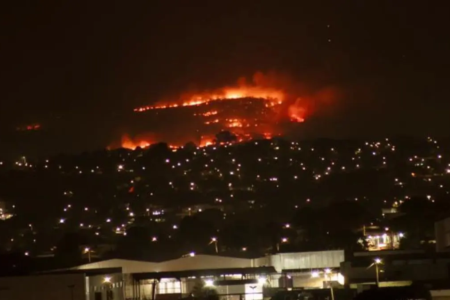 Grande incêndio na região da Serra das Areias preocupa moradores de Aparecida (Foto: Gabriel Branquinho, para o Mais Goiás)