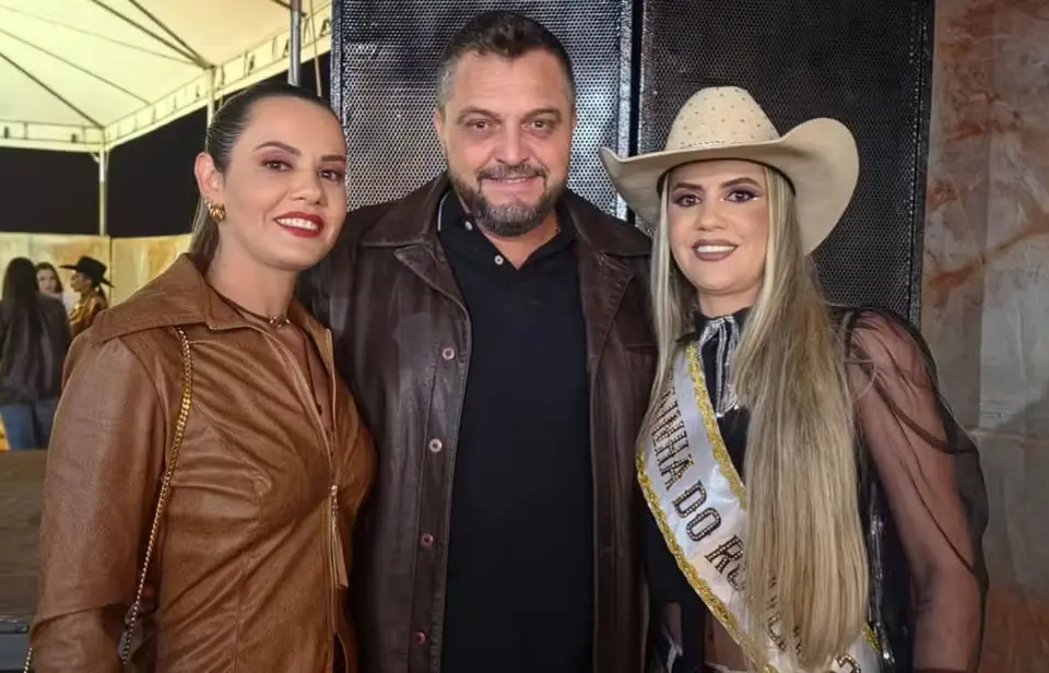 Lara e Laila Alves moram com Maycon Rueda e filhos em Montividiu Rainha de rodeio forma trisal com a irmã gêmea e agricultor em Goiás fotos