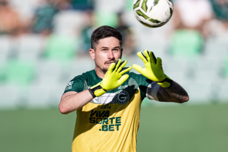 Tadeu completa 400 jogos pelo Goiás e entra para lista histórica do clube