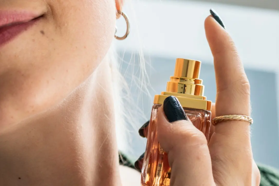 Borrifar perfume no pescoço faz mal à saúde? afeta tireoide? Postagem deixou muita gente em dúvida; veja o que dizem os especialistas