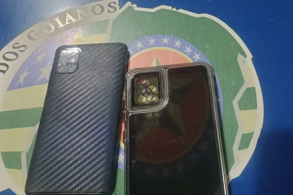 Celular da vítima estava em posse do suspeito durante a prisão (Foto: PM)