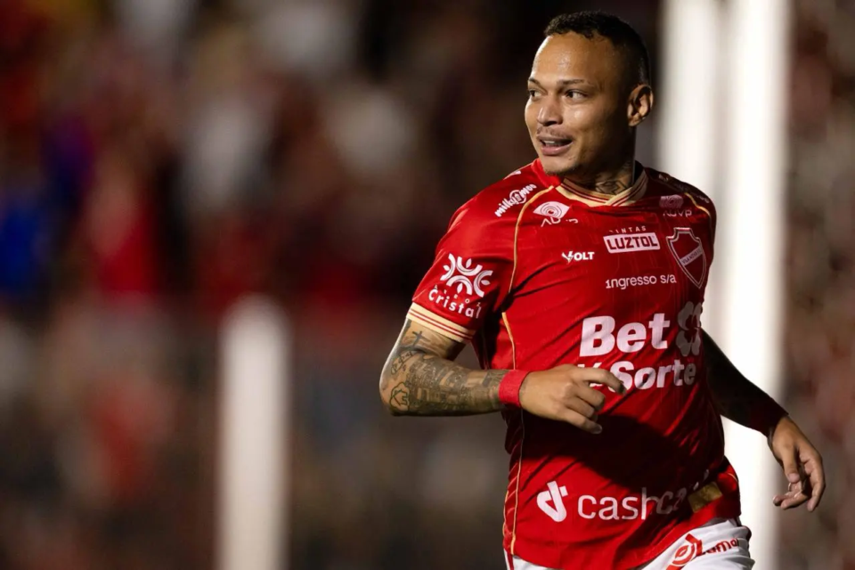 Janderson comemora um dos gols na goleada sobre a Ponte Preta