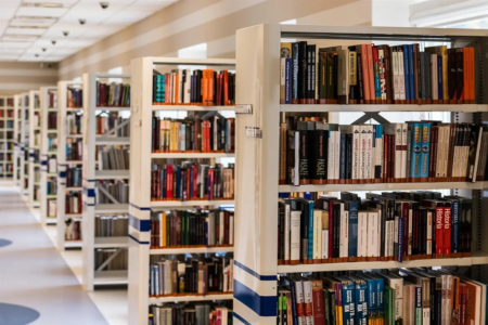 Estantes de livros em biblioteca
