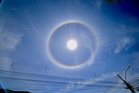 Círculo ao redor do sol chama atenção no céu de Goiânia; entenda o fenômeno e veja fotos Fenômeno óptico atmosférico é chamado de Halo Solar