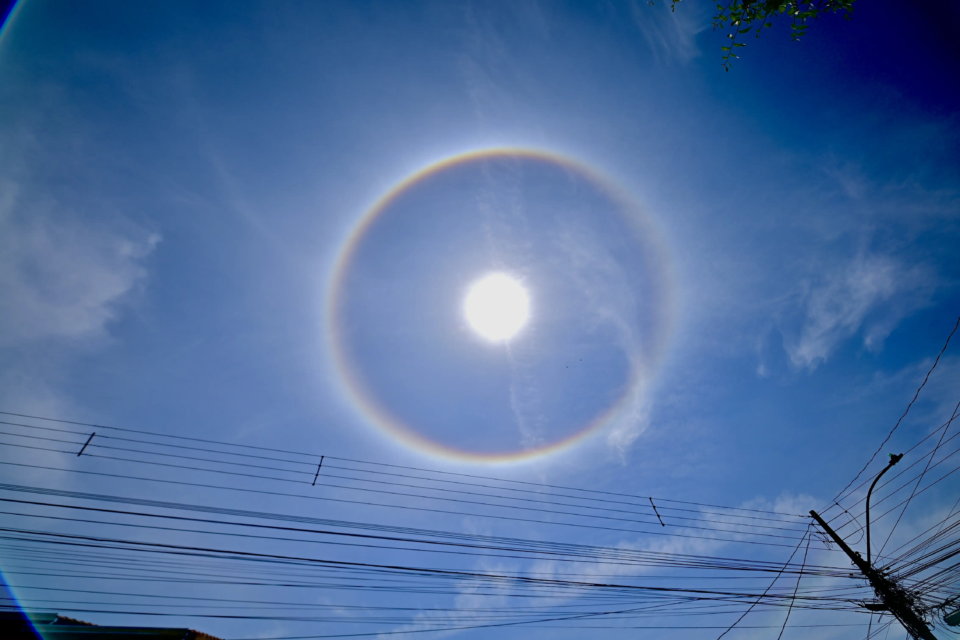 Círculo ao redor do sol chama atenção no céu de Goiânia; entenda o fenômeno e veja fotos Fenômeno óptico atmosférico é chamado de Halo Solar