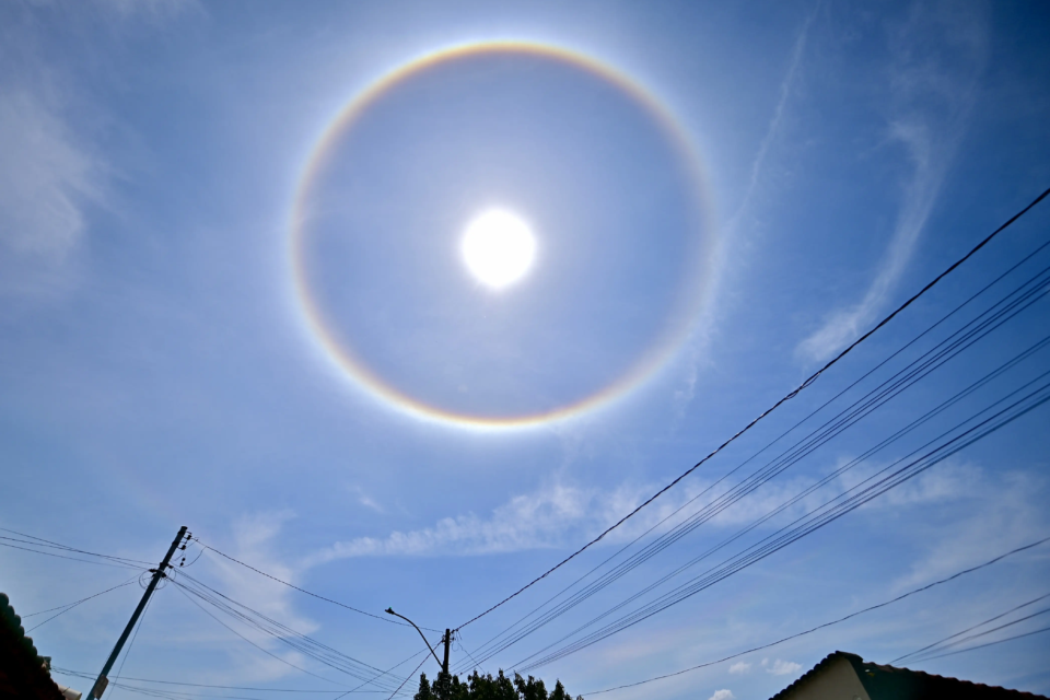 Círculo ao redor do sol chama atenção no céu de Goiânia; entenda o fenômeno e veja fotos Fenômeno óptico atmosférico é chamado de Halo Solar
